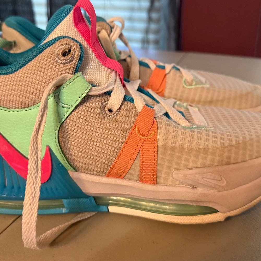 Nike basketball shoes youth